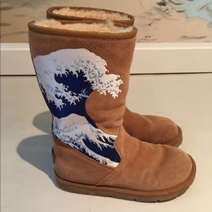 Ugg with embroidered waves